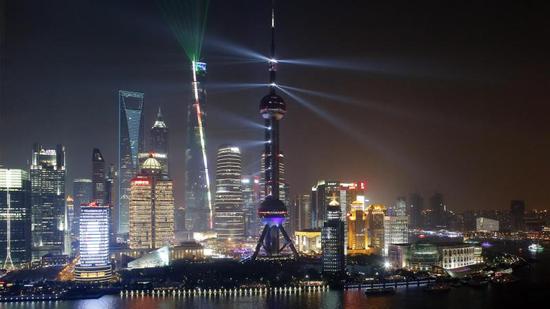 外灘“點(diǎn)亮儀式”的終點(diǎn)會(huì)是“三件套”還是東方明珠？    圖片來(lái)源：殷立勤 攝