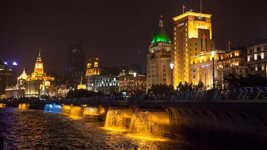 外灘景觀照明嚴(yán)格控制亮度，更顯淡雅柔美    圖片來(lái)源：上海市綠化市容局