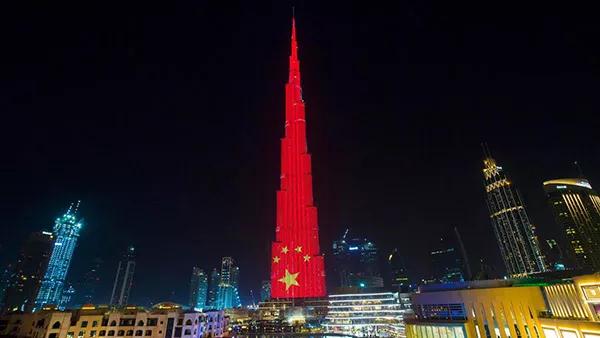 中國(guó)紅照亮迪拜夜空 世界最高樓開(kāi)啟最炫燈光秀