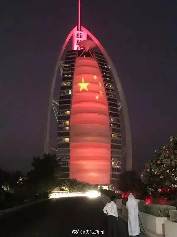 中國(guó)紅照亮迪拜夜空 世界最高樓開(kāi)啟最炫燈光秀