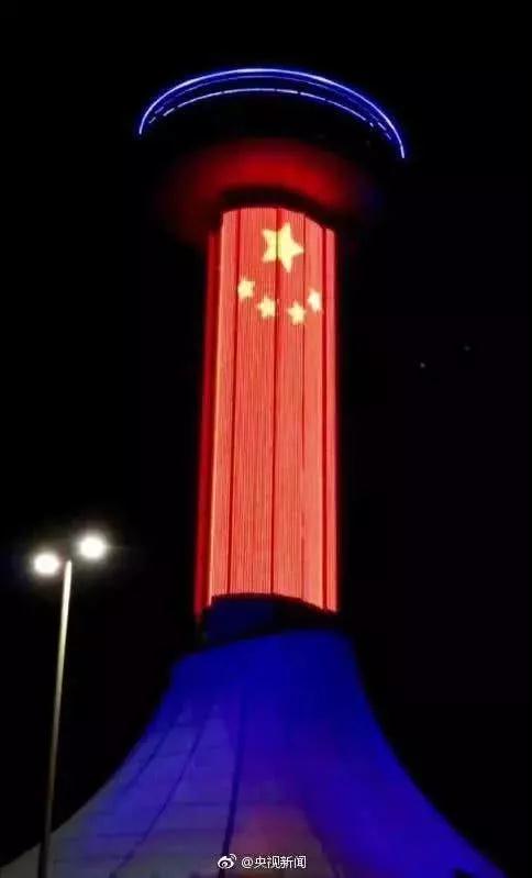 中國(guó)紅照亮迪拜夜空 世界最高樓開(kāi)啟最炫燈光秀