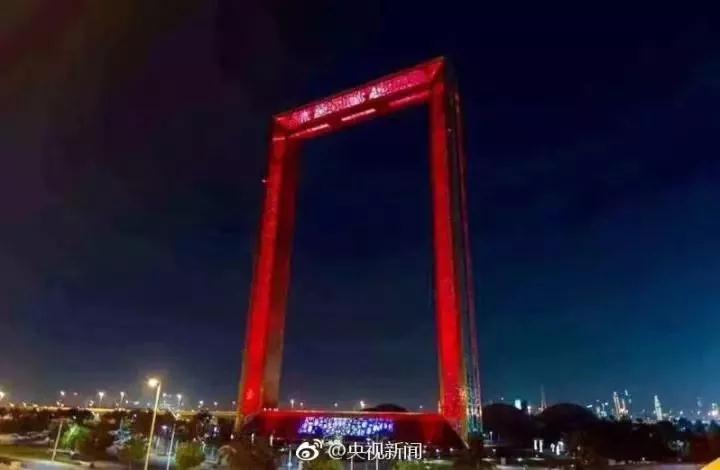 中國(guó)紅照亮迪拜夜空 世界最高樓開(kāi)啟最炫燈光秀