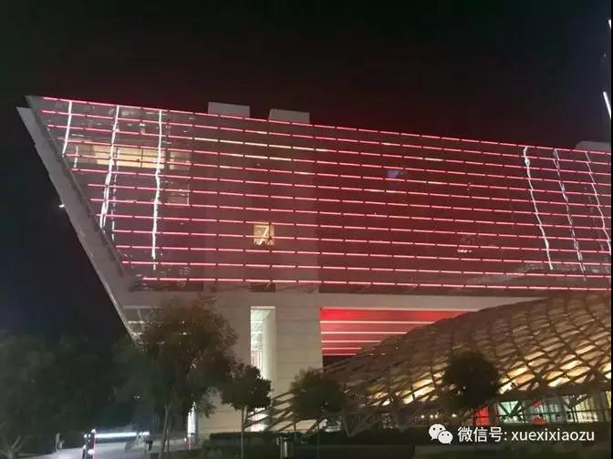 中國(guó)紅照亮迪拜夜空 世界最高樓開(kāi)啟最炫燈光秀