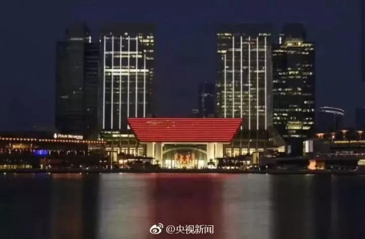 中國(guó)紅照亮迪拜夜空 世界最高樓開(kāi)啟最炫燈光秀
