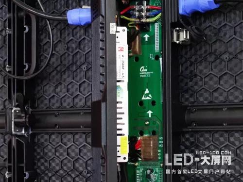 　　圖為創(chuàng)聯(lián)A-250AF系列超薄顯示屏電源  